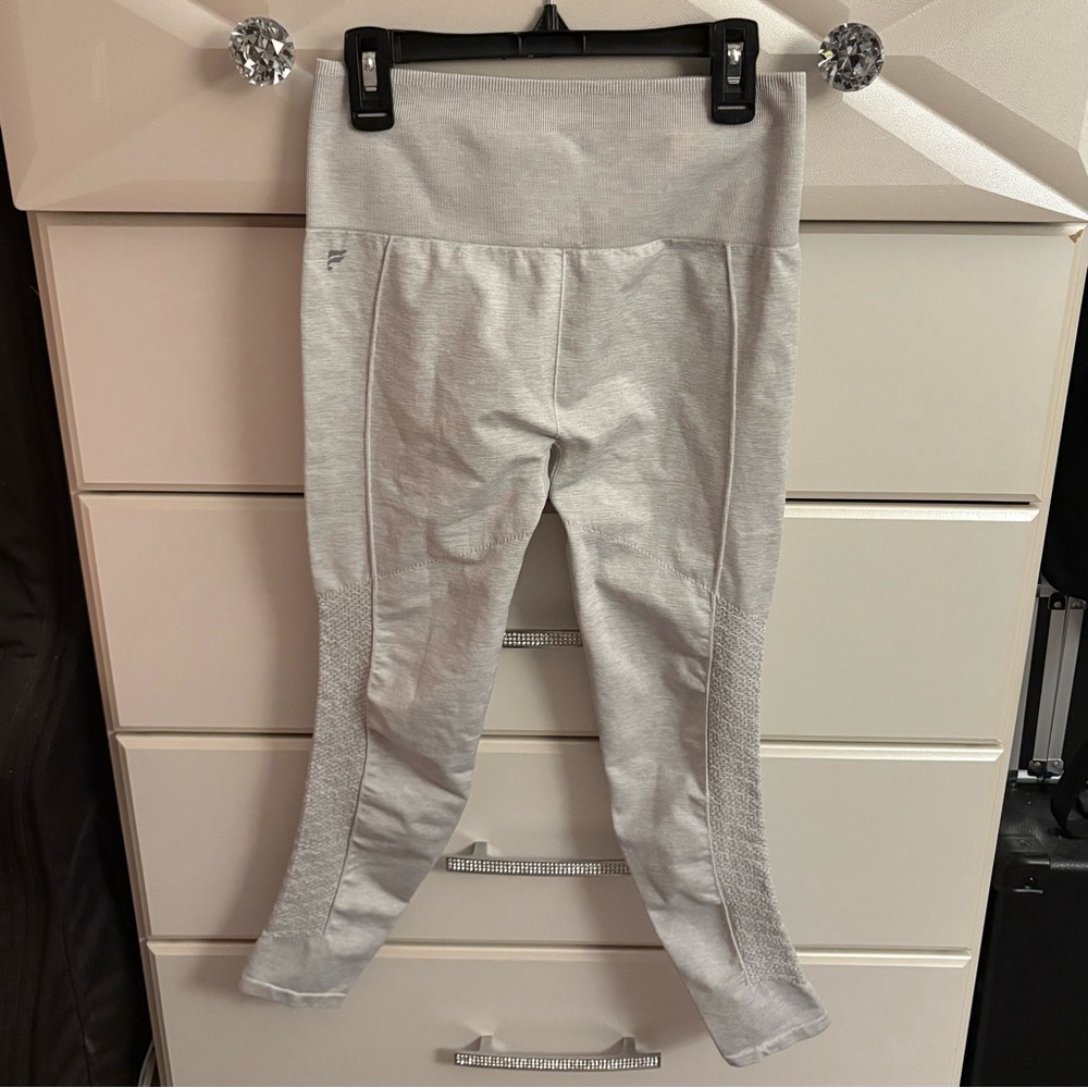 Fabletics Sync Seamless High-Waisted
7/8 leggings Size Small Heather Gray